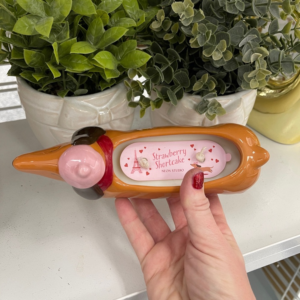 Valentine’s Day Dachshund Dog Love Beret Ceramic Candle Strawberry Shortcake NWT - Picture 3 of 6